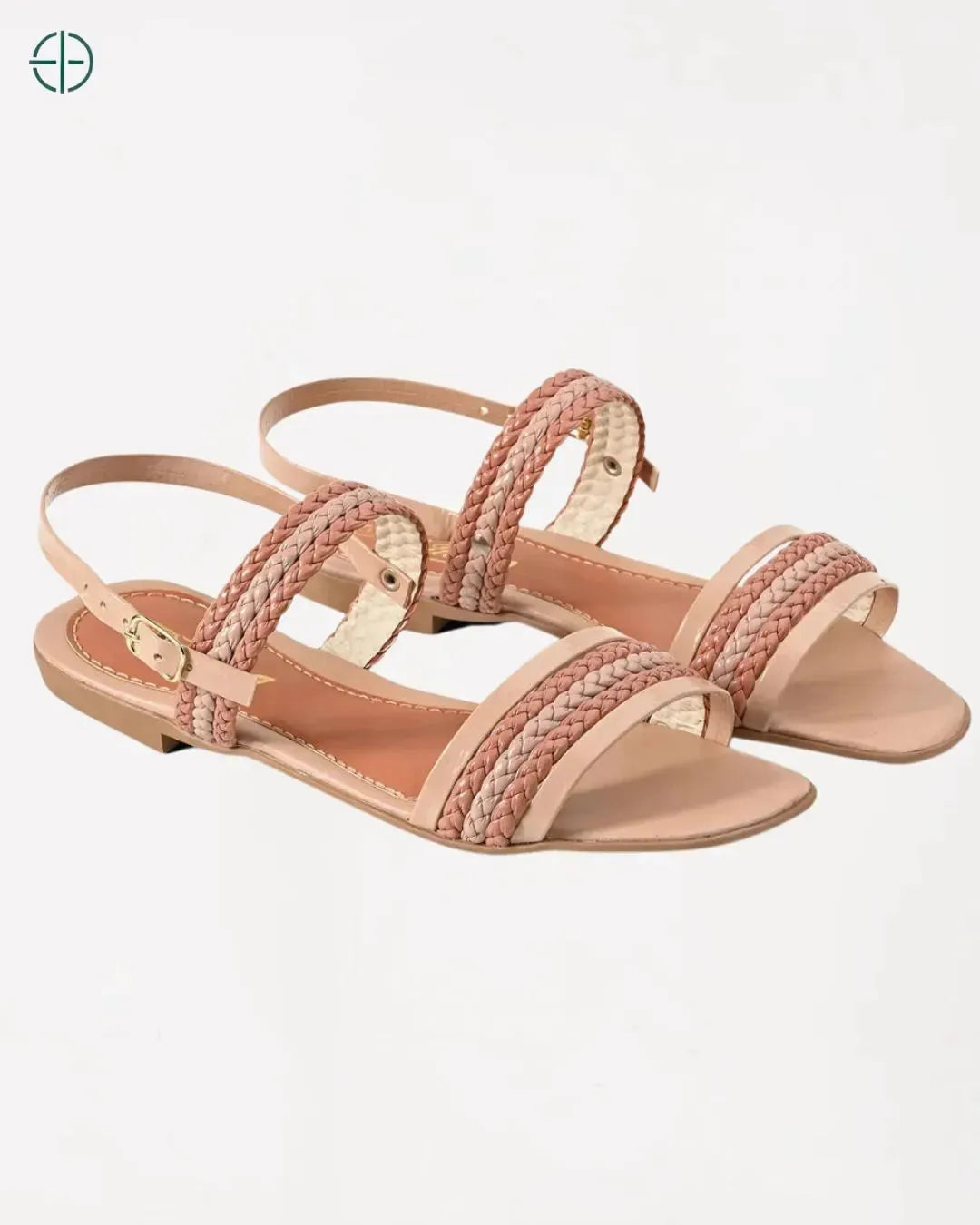 Sandália rasteira feminina com brilho, perfeita para compor looks estilosos no verão.