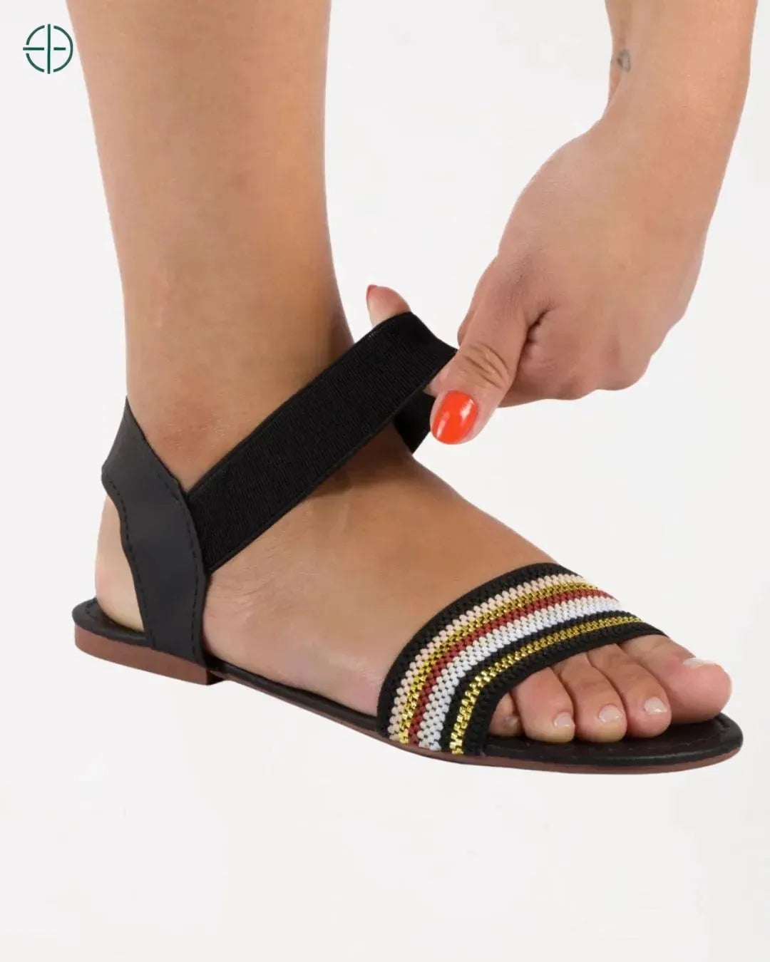 Rasteirinha feminina com detalhes em strass para um toque de brilho.