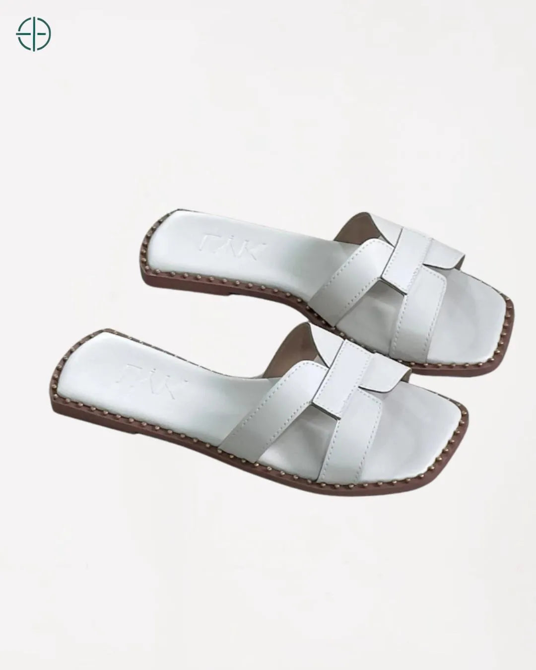 Sandália rasteirinha feminina minimalista, com tiras de strass delicadas e design sofisticado.