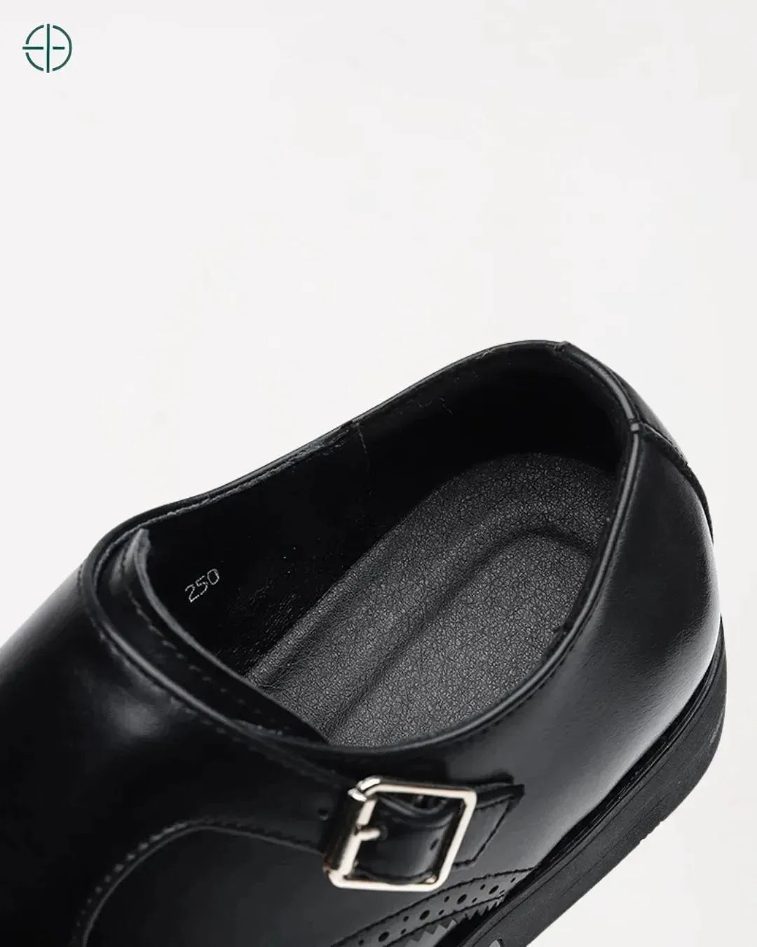 sapato preto estilo monge com brilho refinado