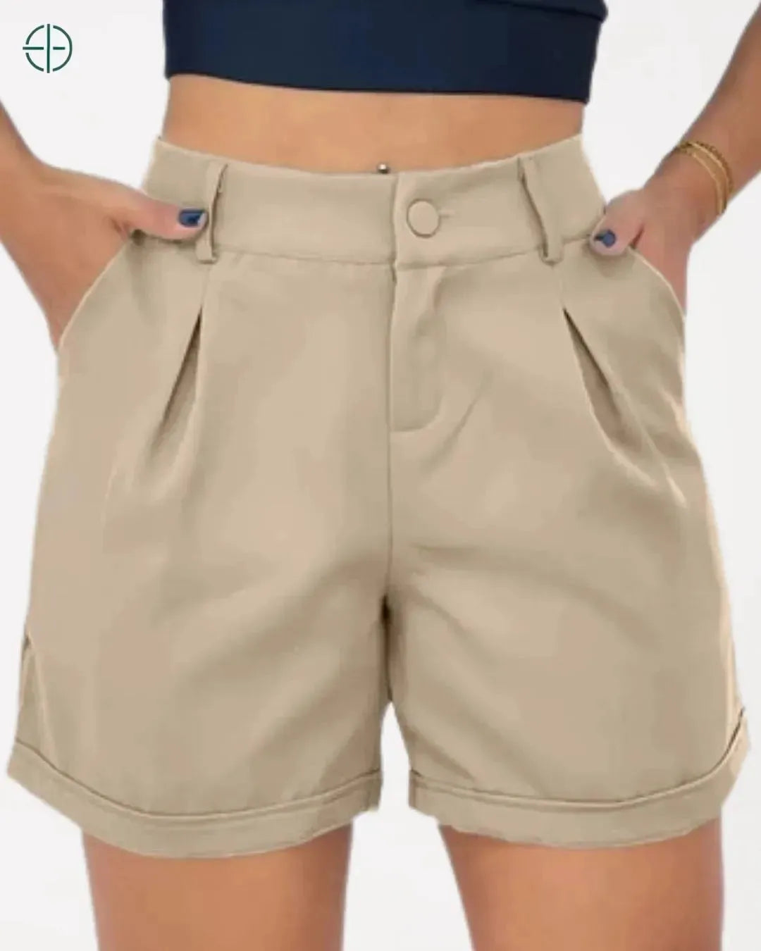 short visto de frente com corte alfaiataria e plissado leve