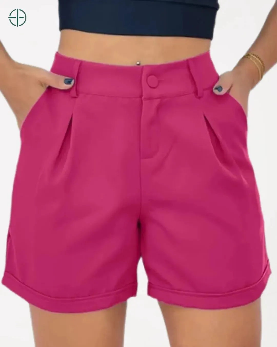 modelo sentada com destaque para o conforto do short