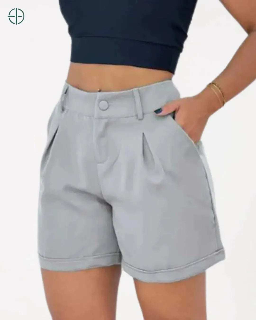 modelo plus size sorrindo com look casual