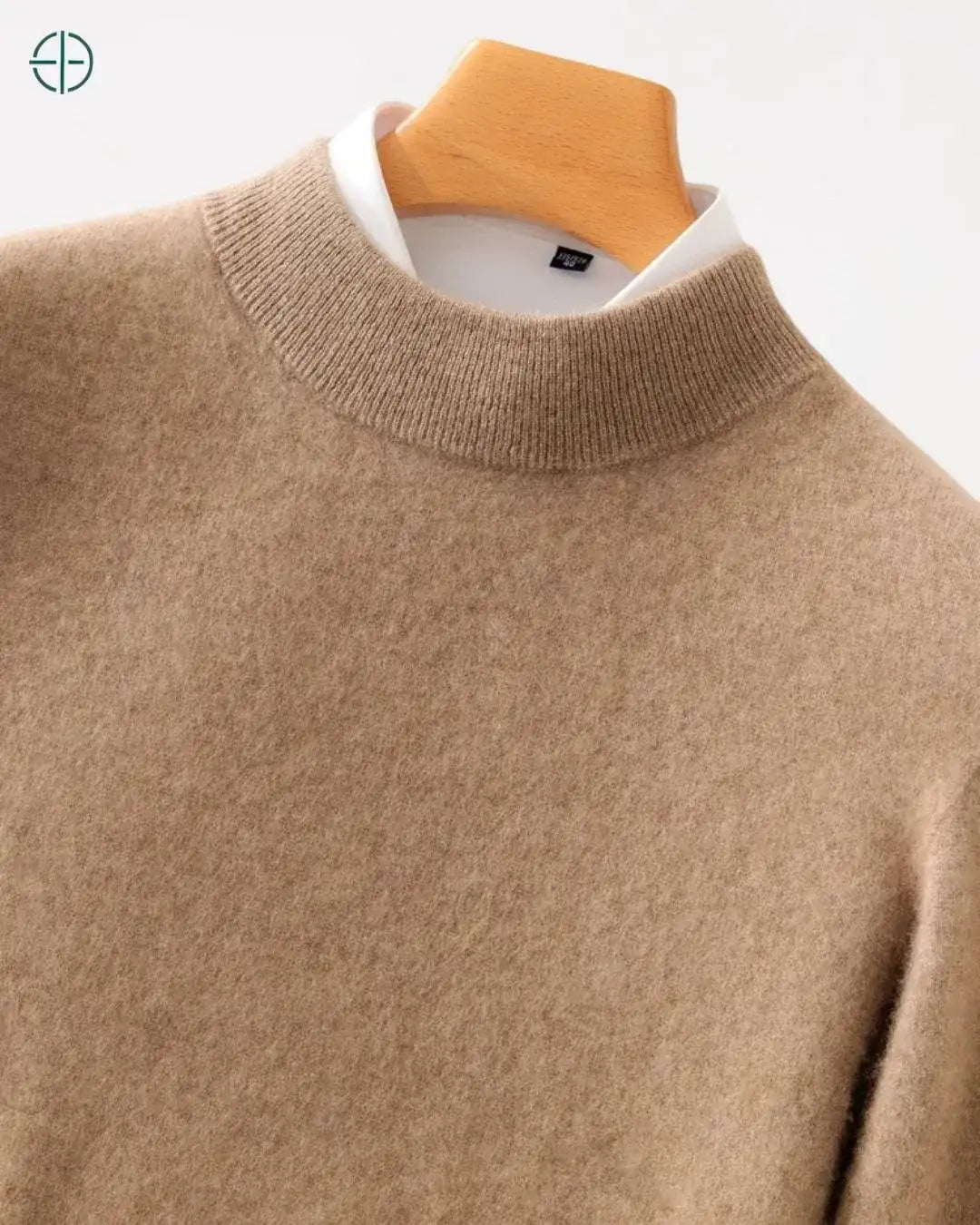 Detalhe da junção entre a gola média e o corpo do suéter de caxemira.