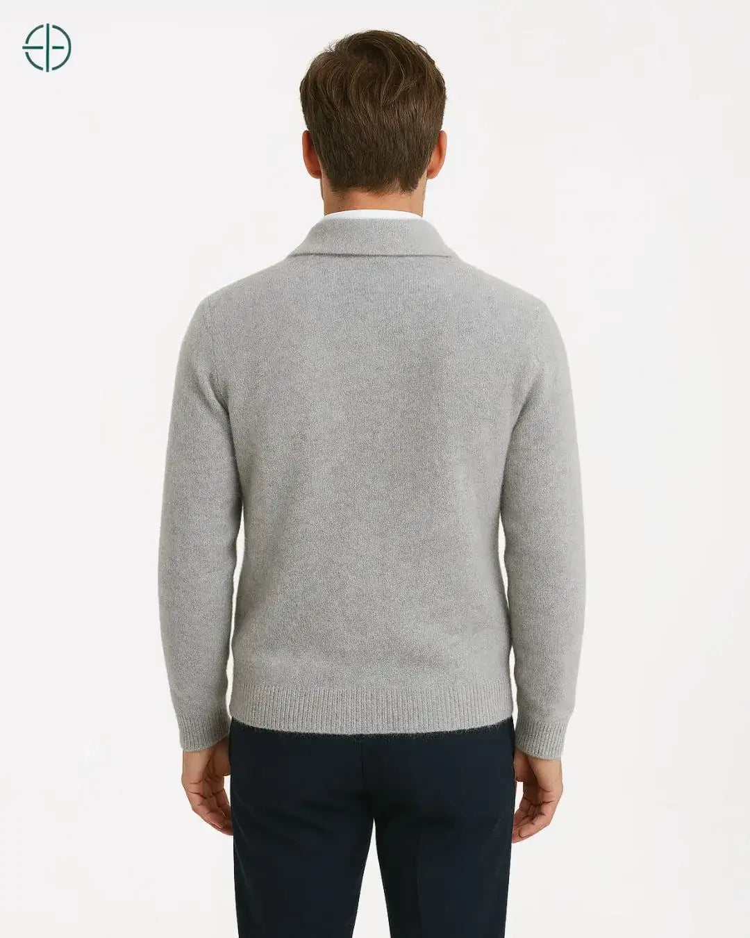 Luz suave realçando a textura luxuosa e o tom neutro da peça