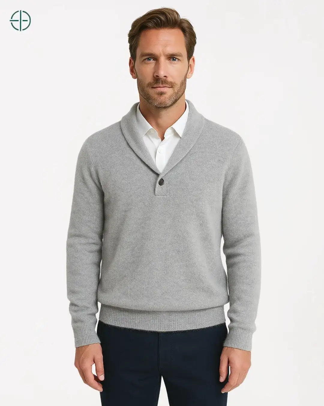 Homem elegante em postura clássica vestindo suéter premium de caxemira