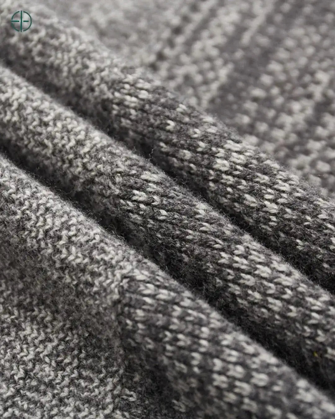 Acabamento da barra do suéter e a finalização do padrão Jacquard sobre a caxemira.
