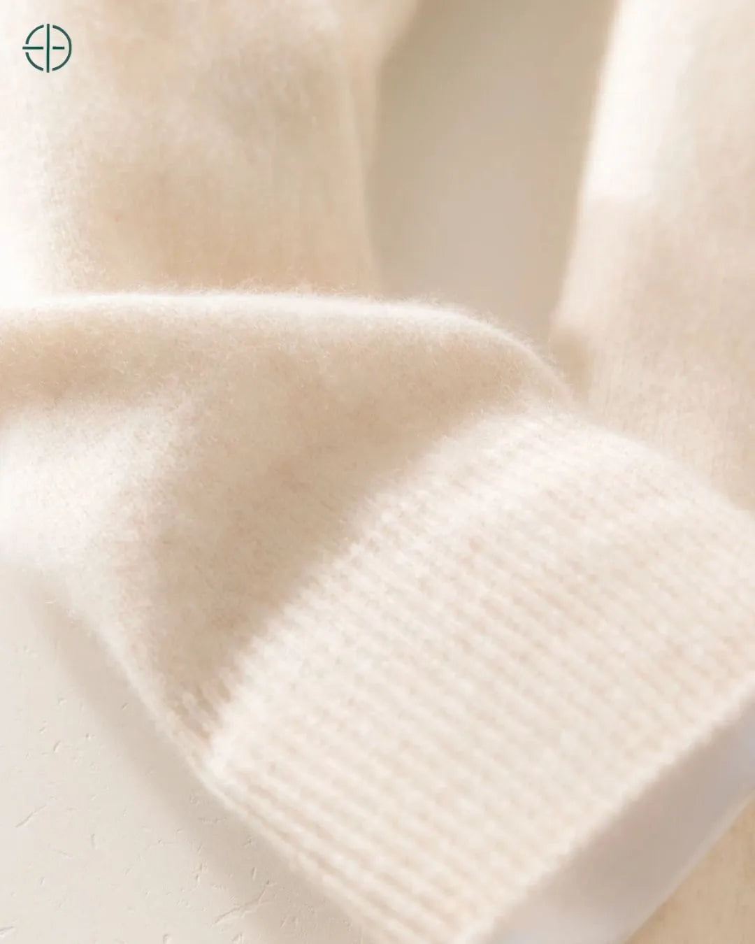 A altura exata da gola média em caxemira, um toque de sofisticação moderna.