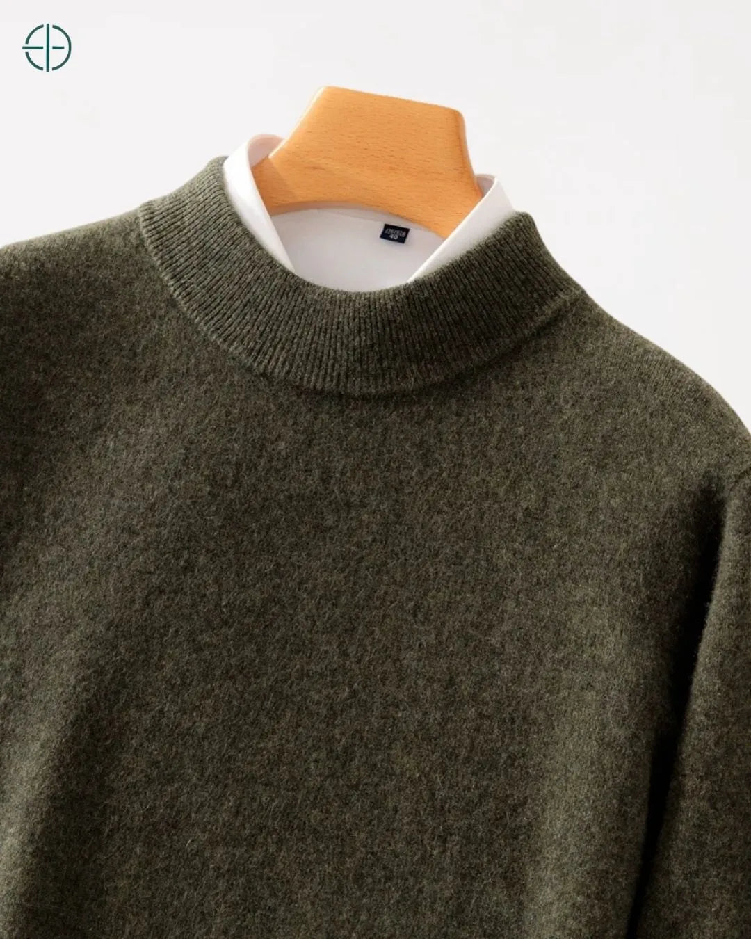 O comprimento total do suéter, mostrando a proporção ideal da peça.