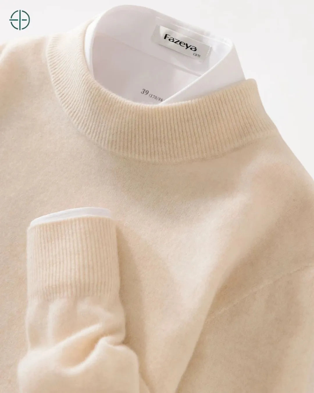 Close-up da gola média, evidenciando a textura canelada da caxemira.