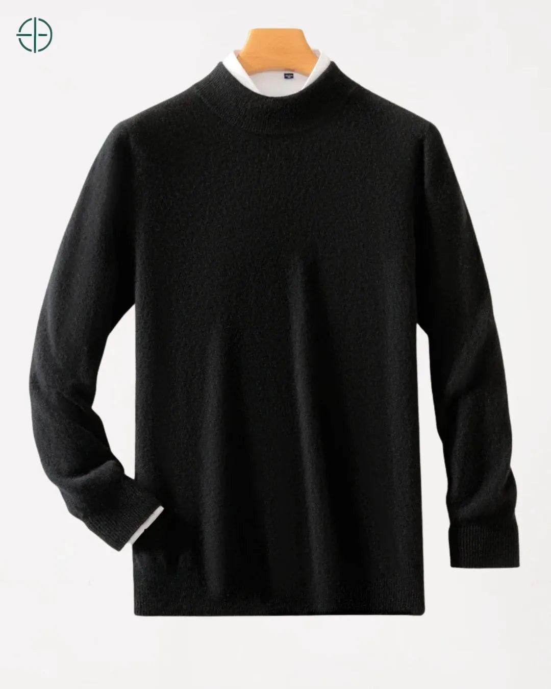 A dobra central perfeitamente alinhada no suéter, mostrando a precisão do corte.