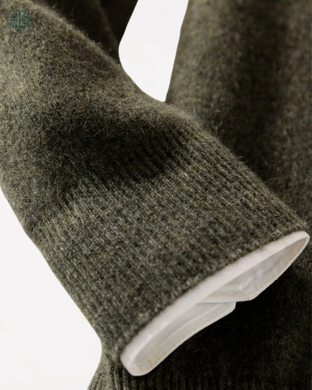 A estrutura autossustentável da gola média, feita em 100% caxemira.