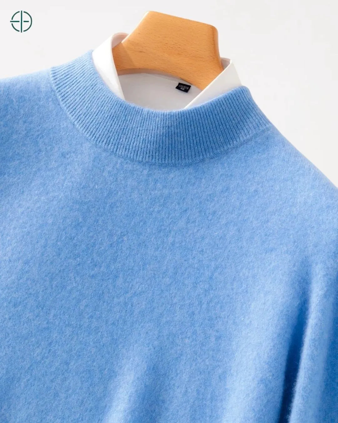 Gola média dobrada para mostrar a consistência da malha de caxemira.