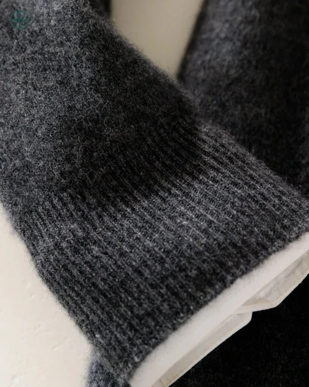 Imagem que captura o movimento e a leveza do tecido de caxemira.