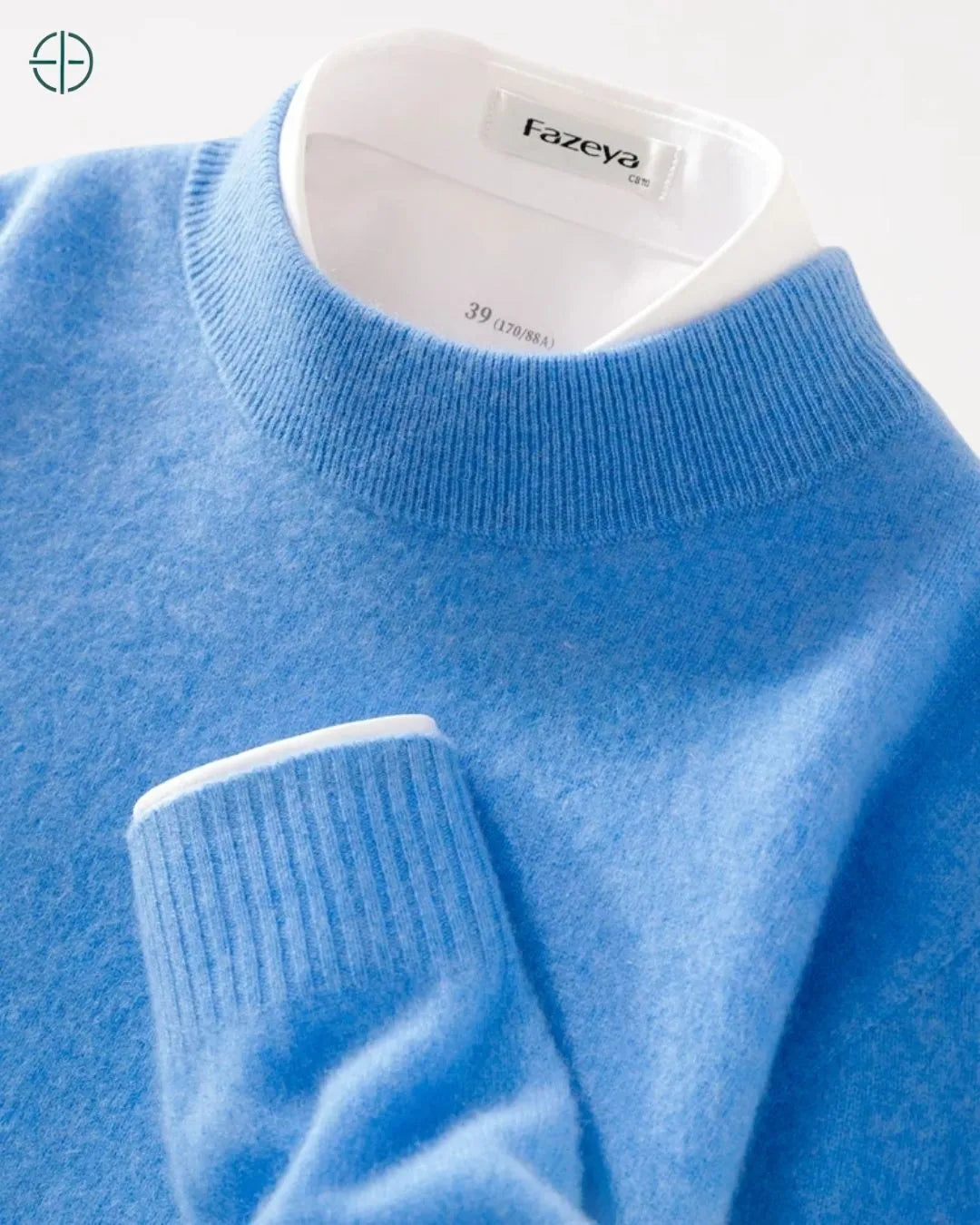 A linha contínua e suave do ombro, uma marca do design em caxemira.