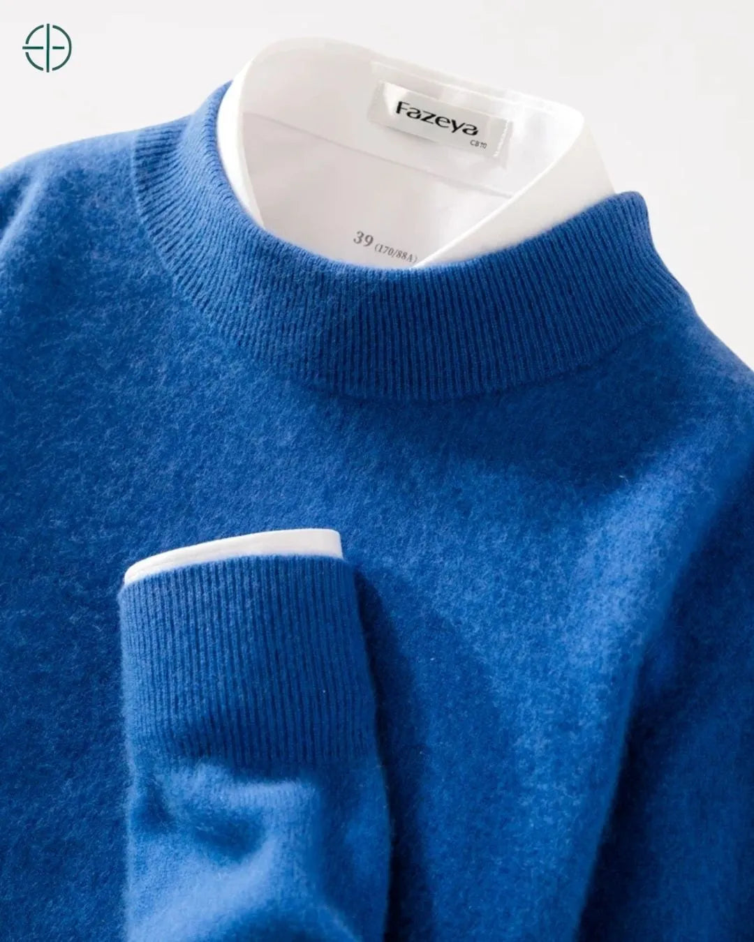 Vista em três quartos frontal esquerda do suéter de caxemira.