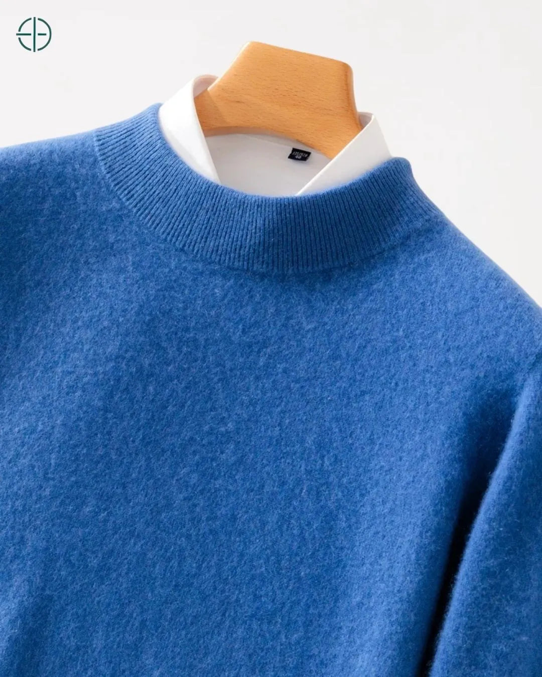 Vista em três quartos traseira esquerda, focando na silhueta da caxemira.