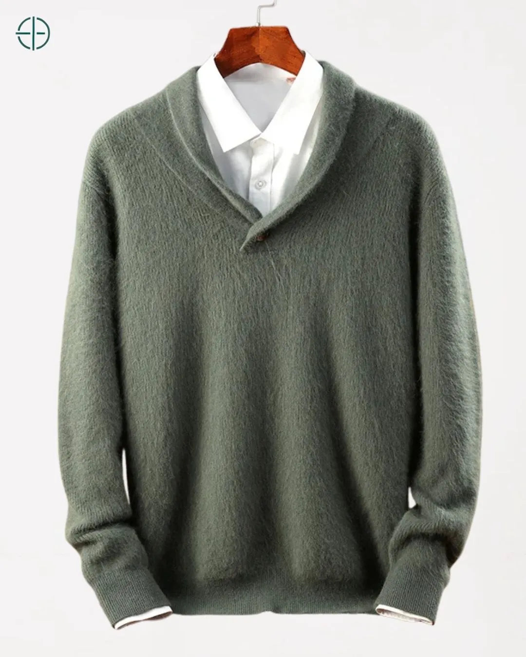 Homem maduro sentado em ambiente refinado com suéter premium