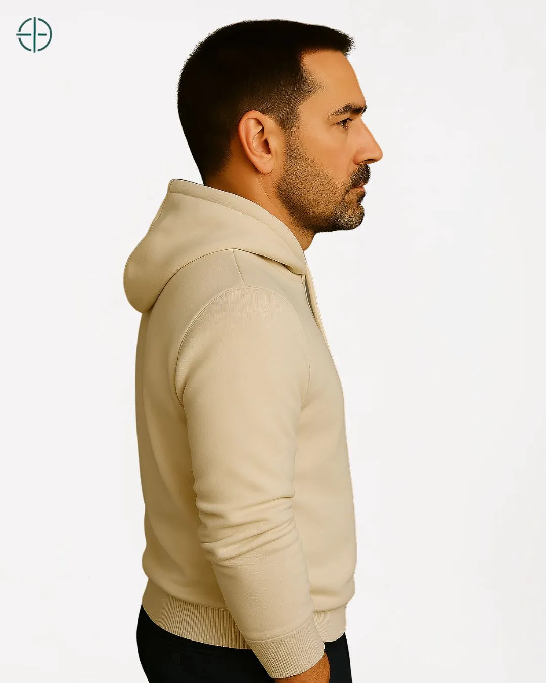 Homem usando suéter com capuz, criando um visual moderno e sofisticado para o inverno.