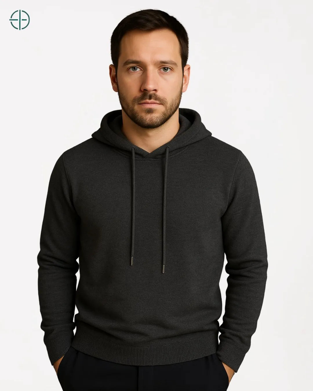 Detalhe da gola e costura do suéter com capuz, mostrando o acabamento perfeito.