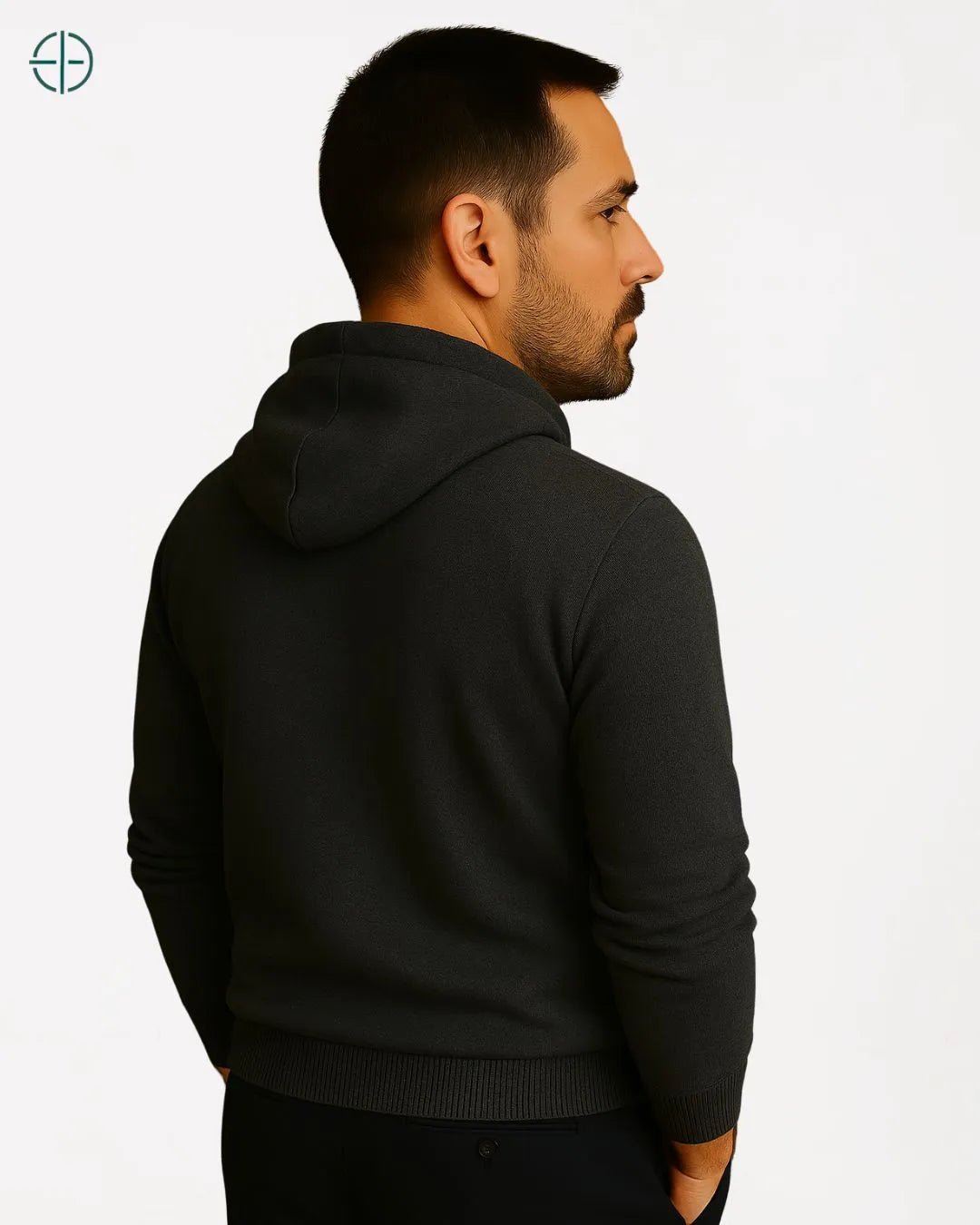 Modelo masculino vestindo suéter de capuz com calça casual, ideal para o inverno.