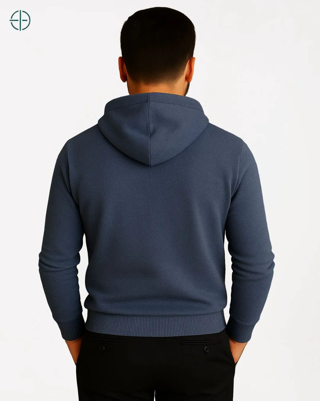 Imagem editorial de suéter com capuz 100% caxemira em fundo claro.