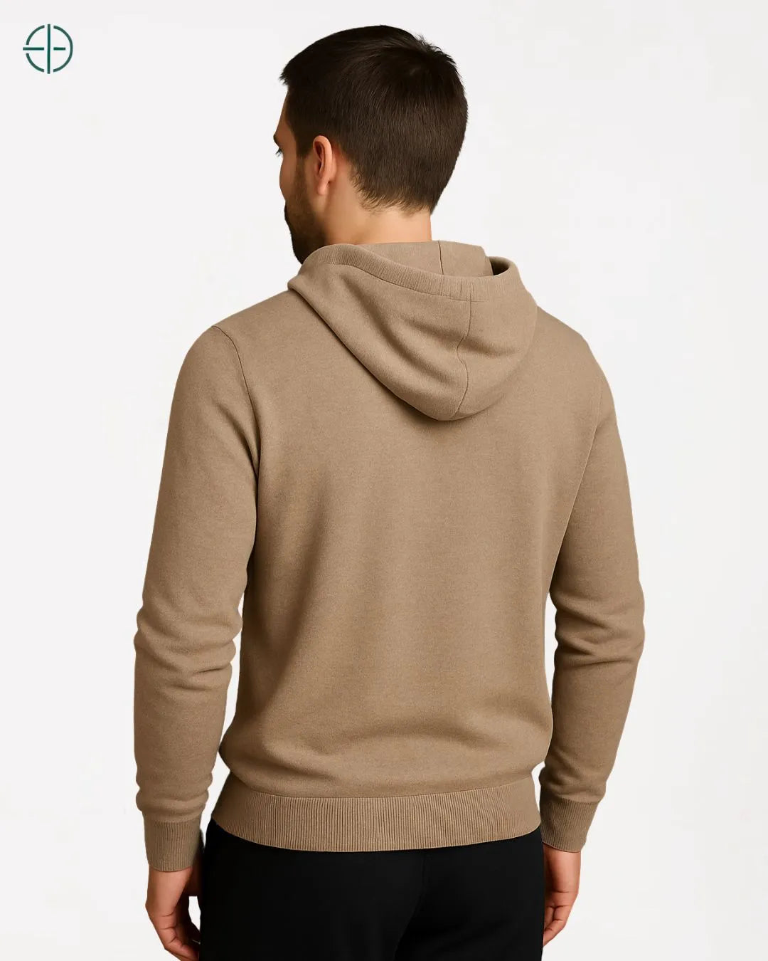 Close no capuz de caxemira, revelando a textura luxuosa do suéter.