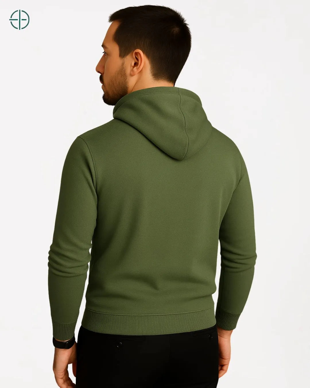 Homem caminhando com suéter de capuz em estilo old money sutil.