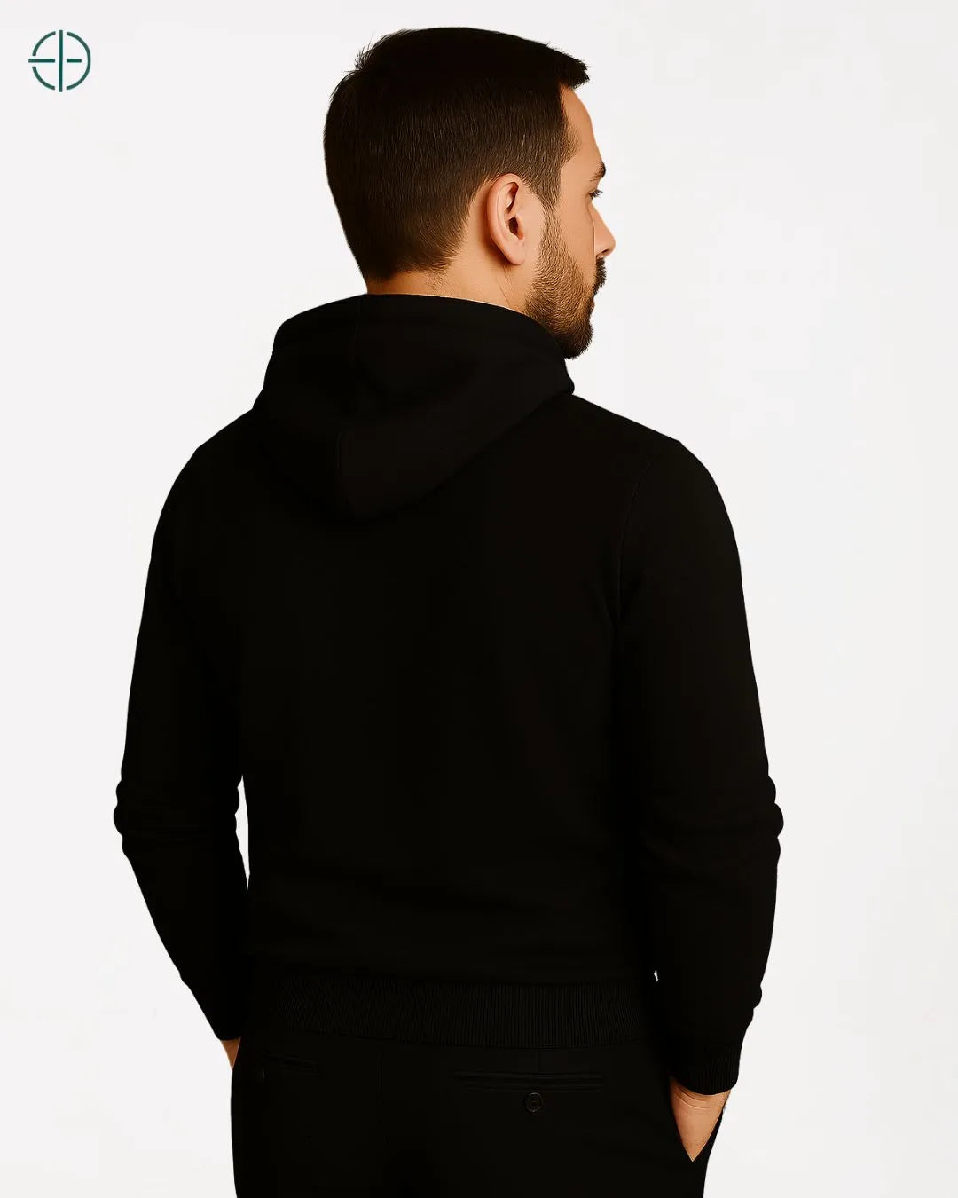 Homem posando com suéter de capuz em tom neutro, capturando a elegância sutil.