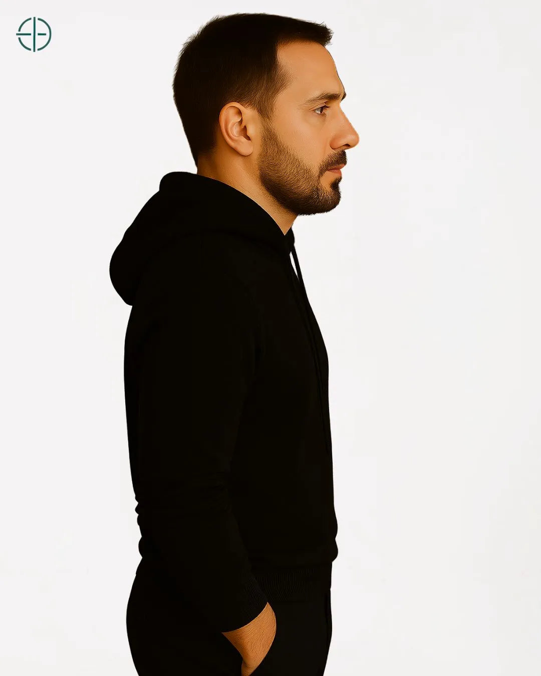 Imagem do suéter com capuz, destacando a qualidade do tecido de caxemira.