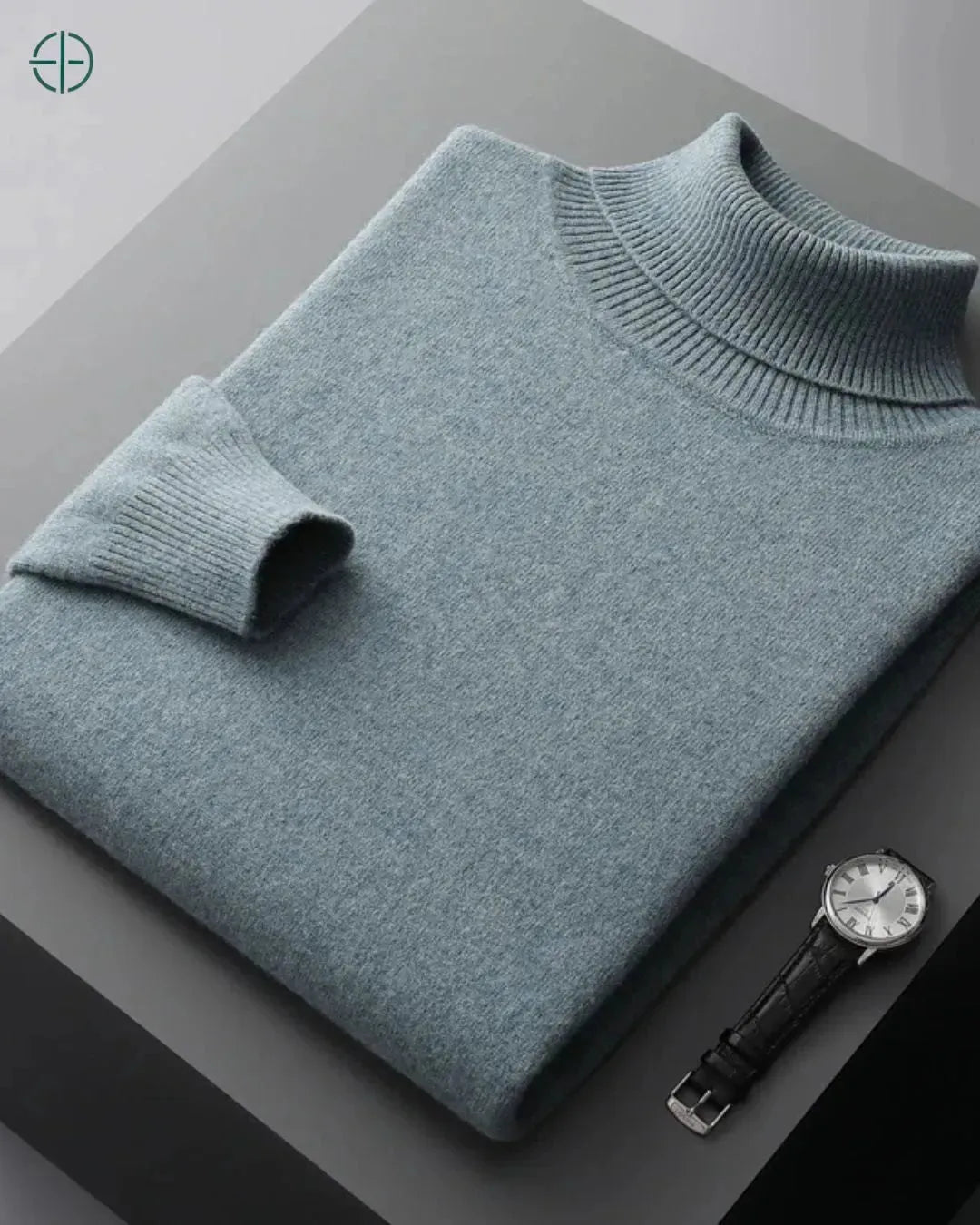 Suéter de caxemira 100% com gola alta sobre ambiente neutro, estilo minimalista e elegante