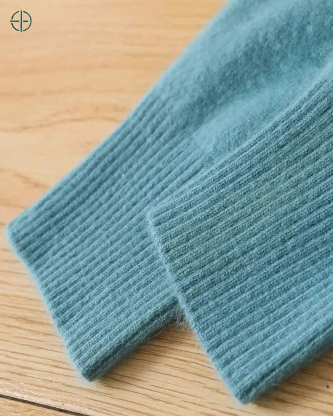 Malha 100% caxemira com textura suave e toque aveludado em suéter masculino