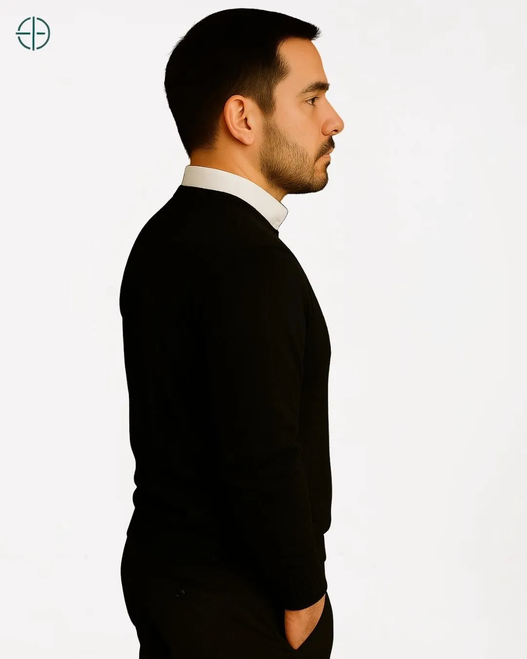 Homem dobrando suéter caxemira mostrando flexibilidade e delicadeza da peça