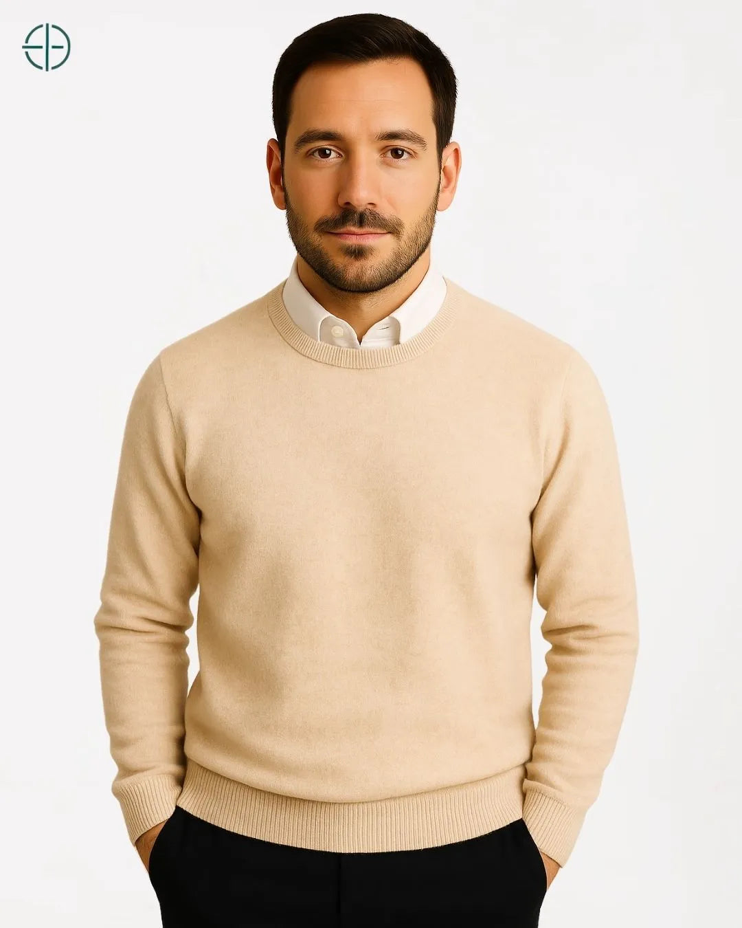 Detalhe do suéter em caxemira com gola redonda e costura refinada estilo old money