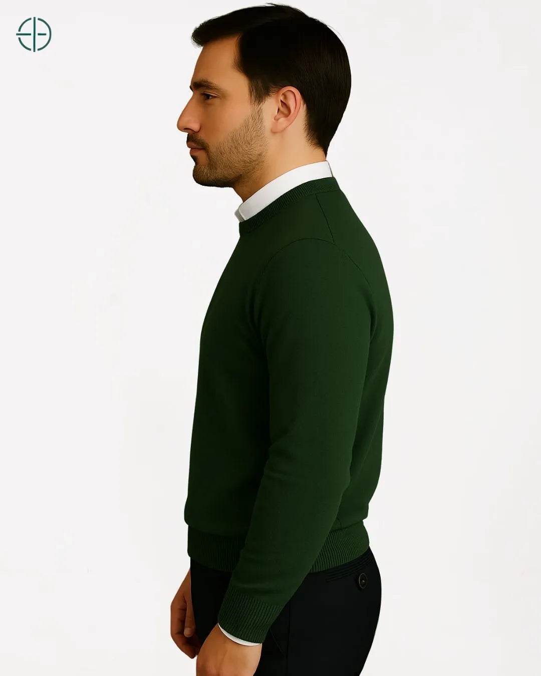 Homem lendo com suéter Rest Money em ambiente de luxo silencioso