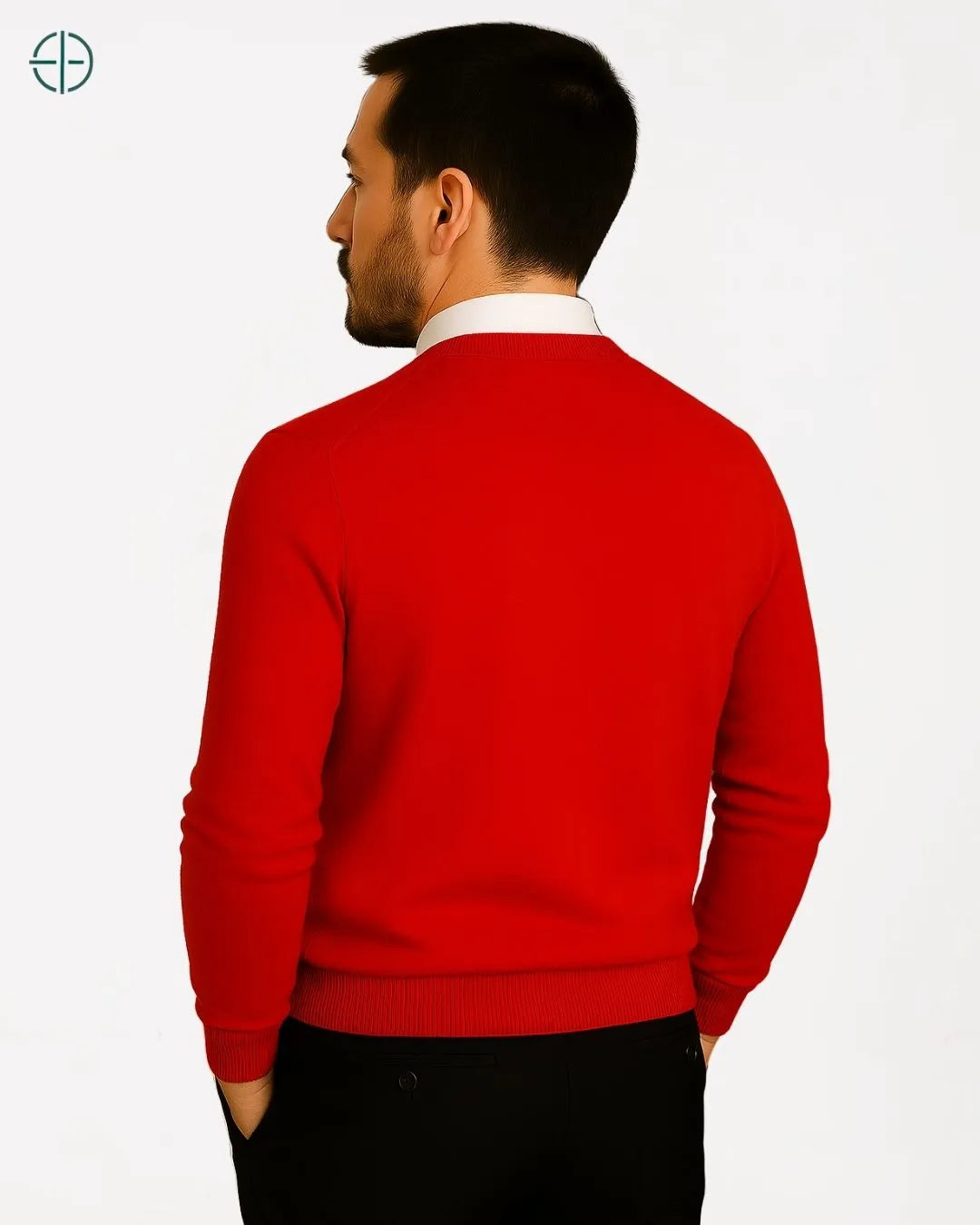 Homem de costas com suéter de caxemira e postura alinhada