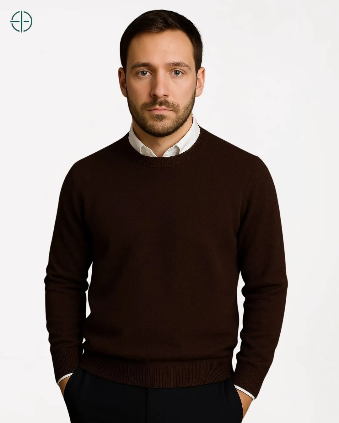 Homem ajustando a manga do suéter demonstrando conforto e mobilidade