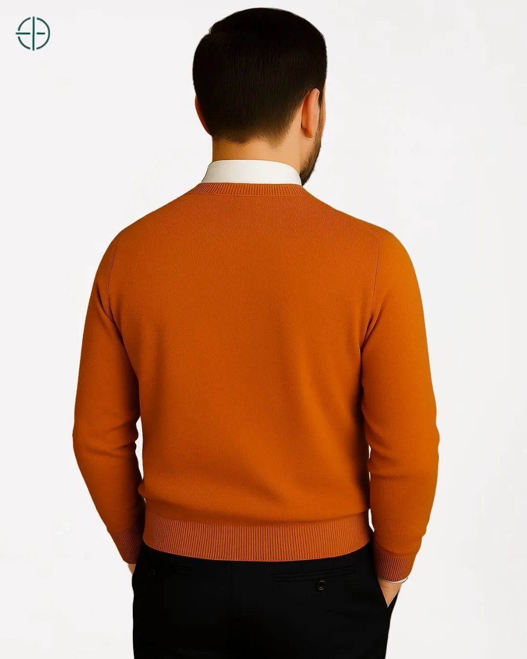 Gola redonda bem estruturada com costura simétrica e impecável