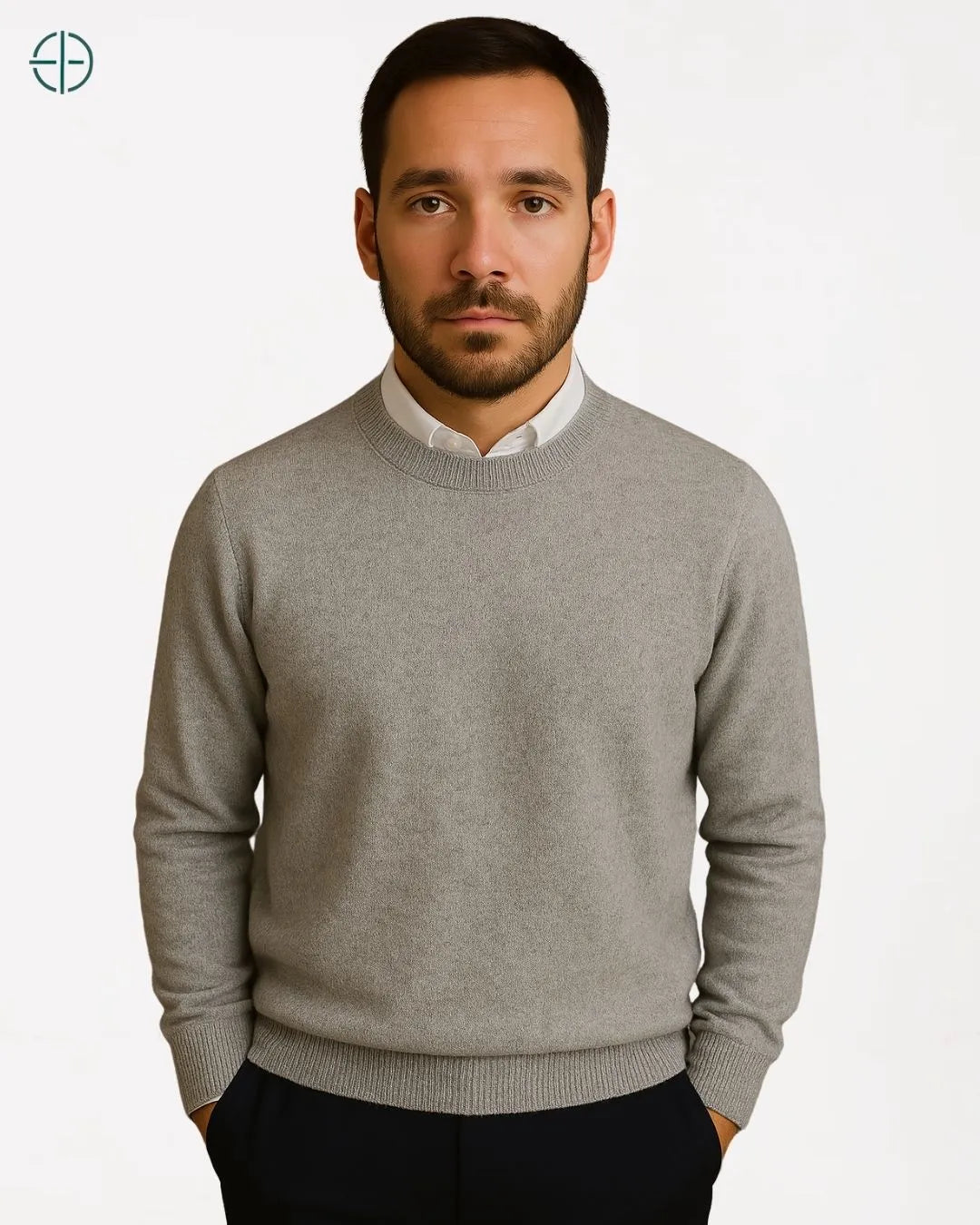 Homem sorrindo com suéter Rest Money demonstrando bem-estar e sofisticação