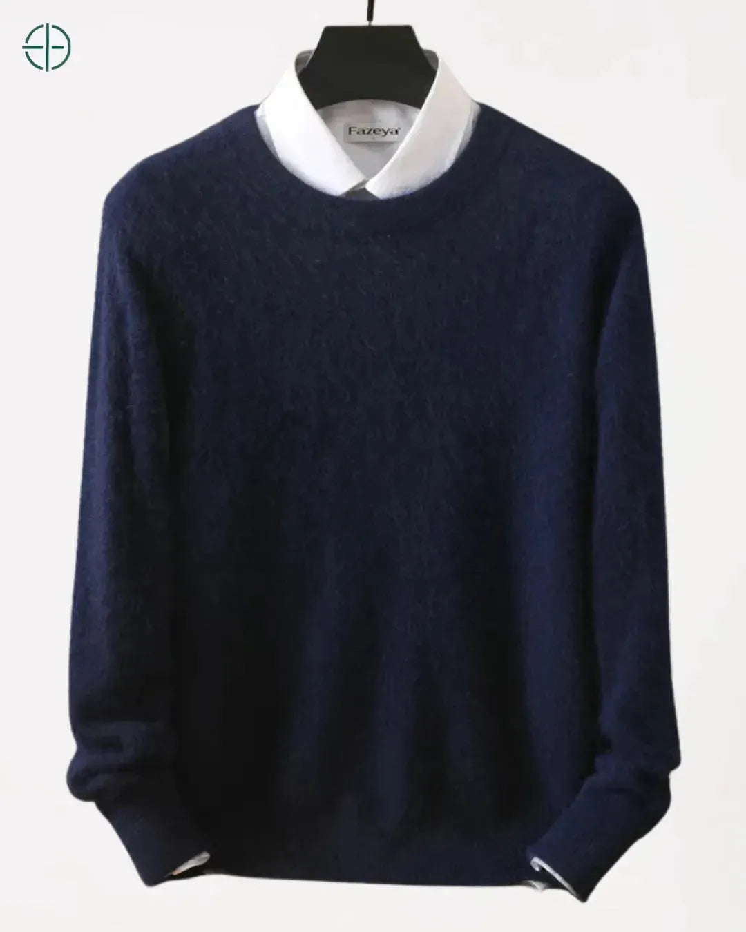 Homem sentado em cadeira antiga com suéter Rest Money e calça de alfaiataria