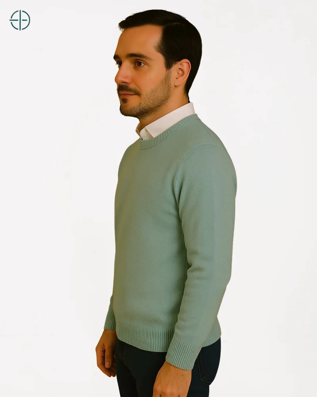 Corte clássico do suéter com estrutura que valoriza o corpo masculino