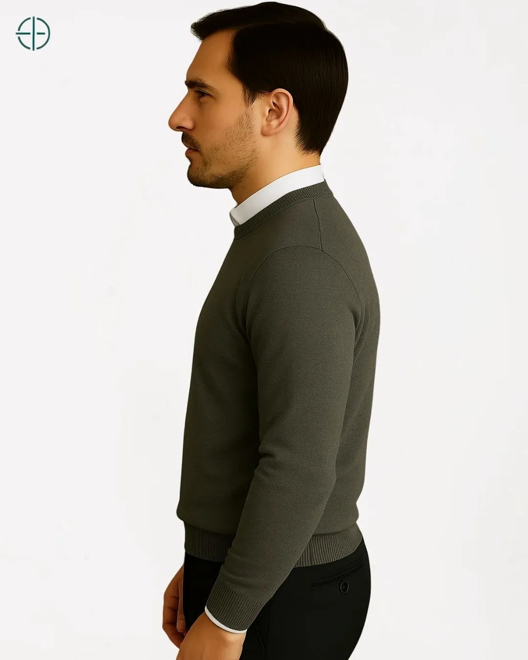 Foto posada de homem estiloso com suéter e fundo neutro