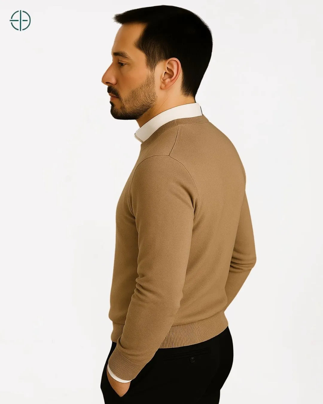 Cores sóbrias e traços clássicos do suéter em cenário elegante