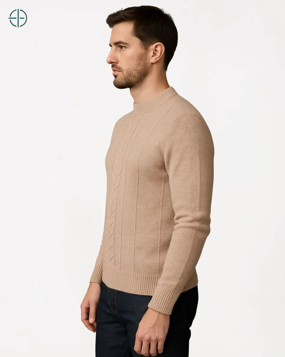 Look masculino tradicional com suéter usado em cenário outonal