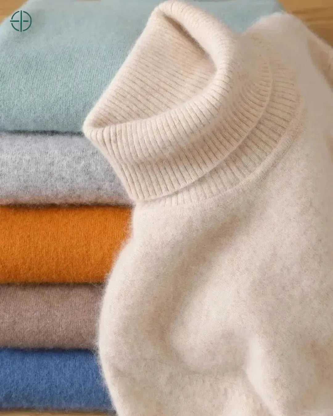 Suéter de veludo caxemira sobre cadeira de madeira clássica, criando contraste de texturas