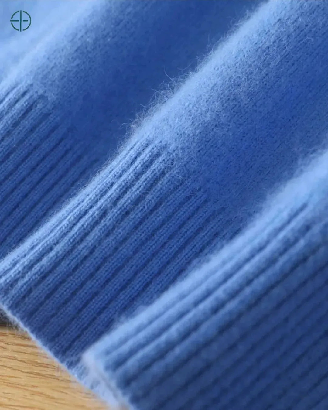 Imagem do suéter de veludo repousado sobre uma mesa, mostrando sua maciez e brilho