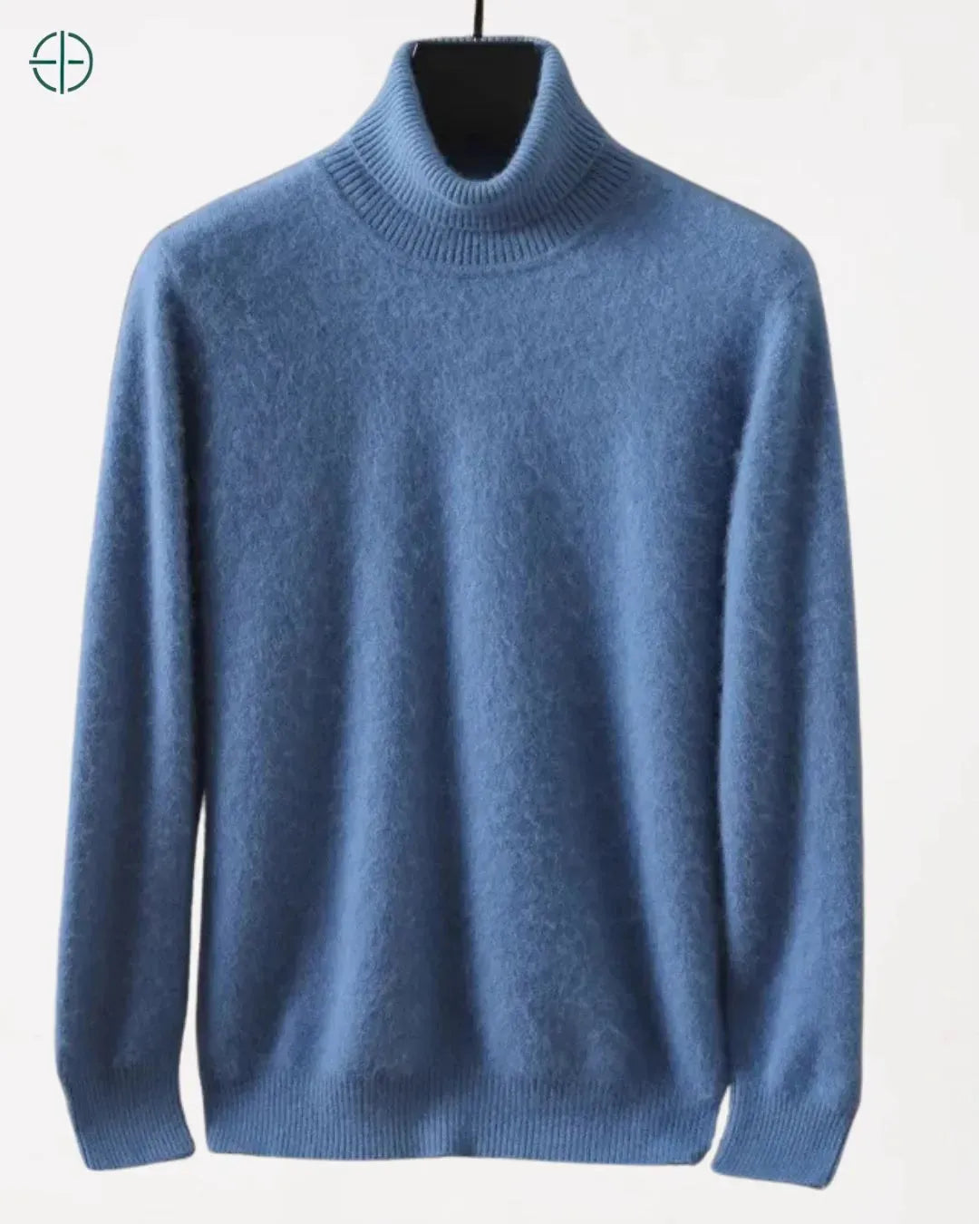 Imagem em preto e branco realçando o caimento impecável do suéter de veludo