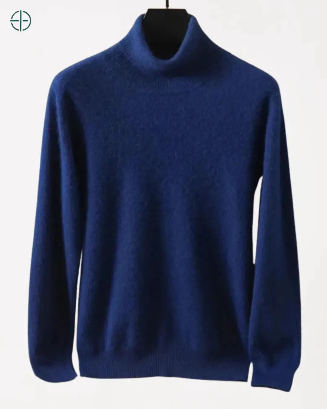 Foto do suéter em cabide de madeira nobre, reforçando o lifestyle Old Money