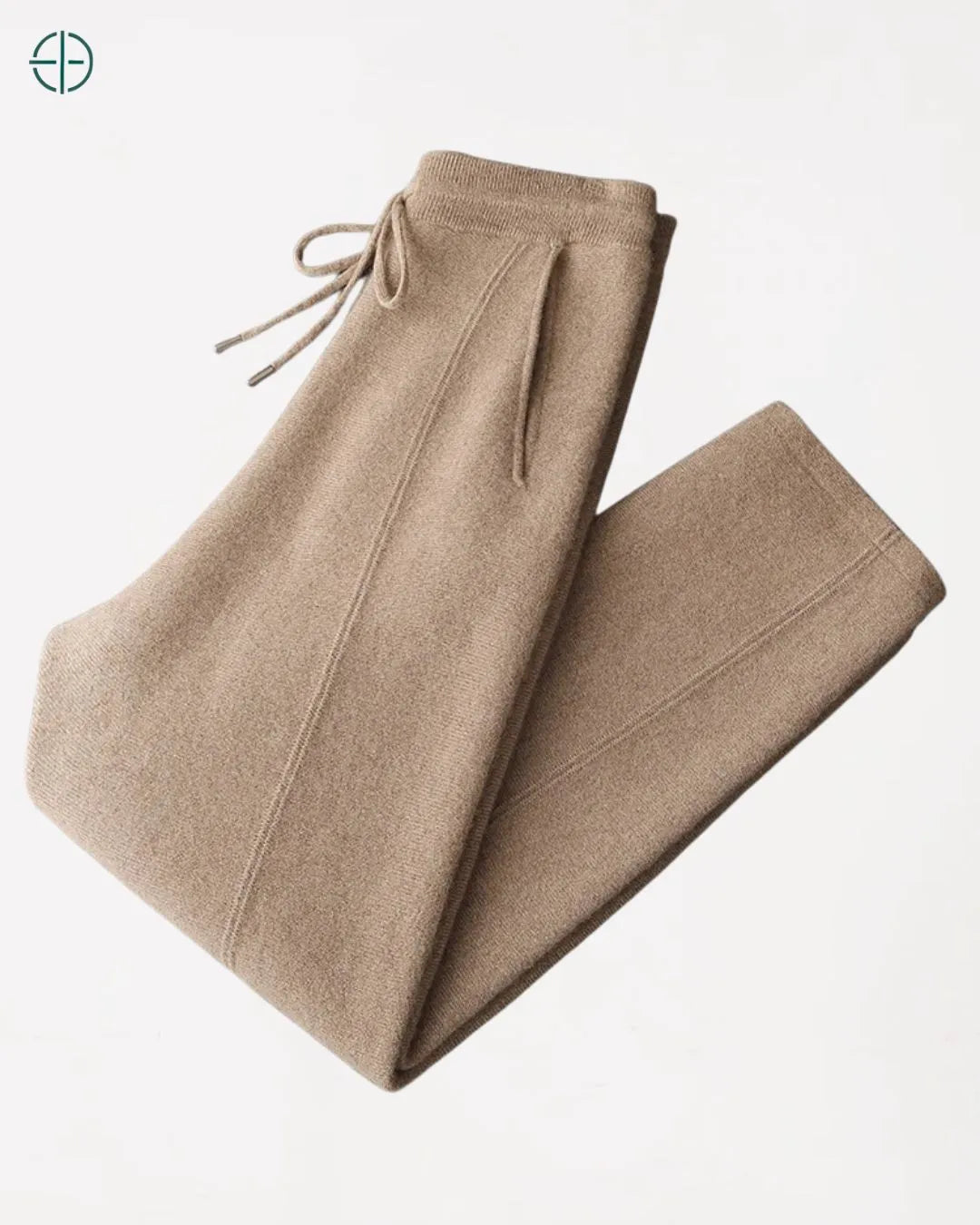 Zoom na textura e trama do tecido 100% caxemira da calça masculina bege.