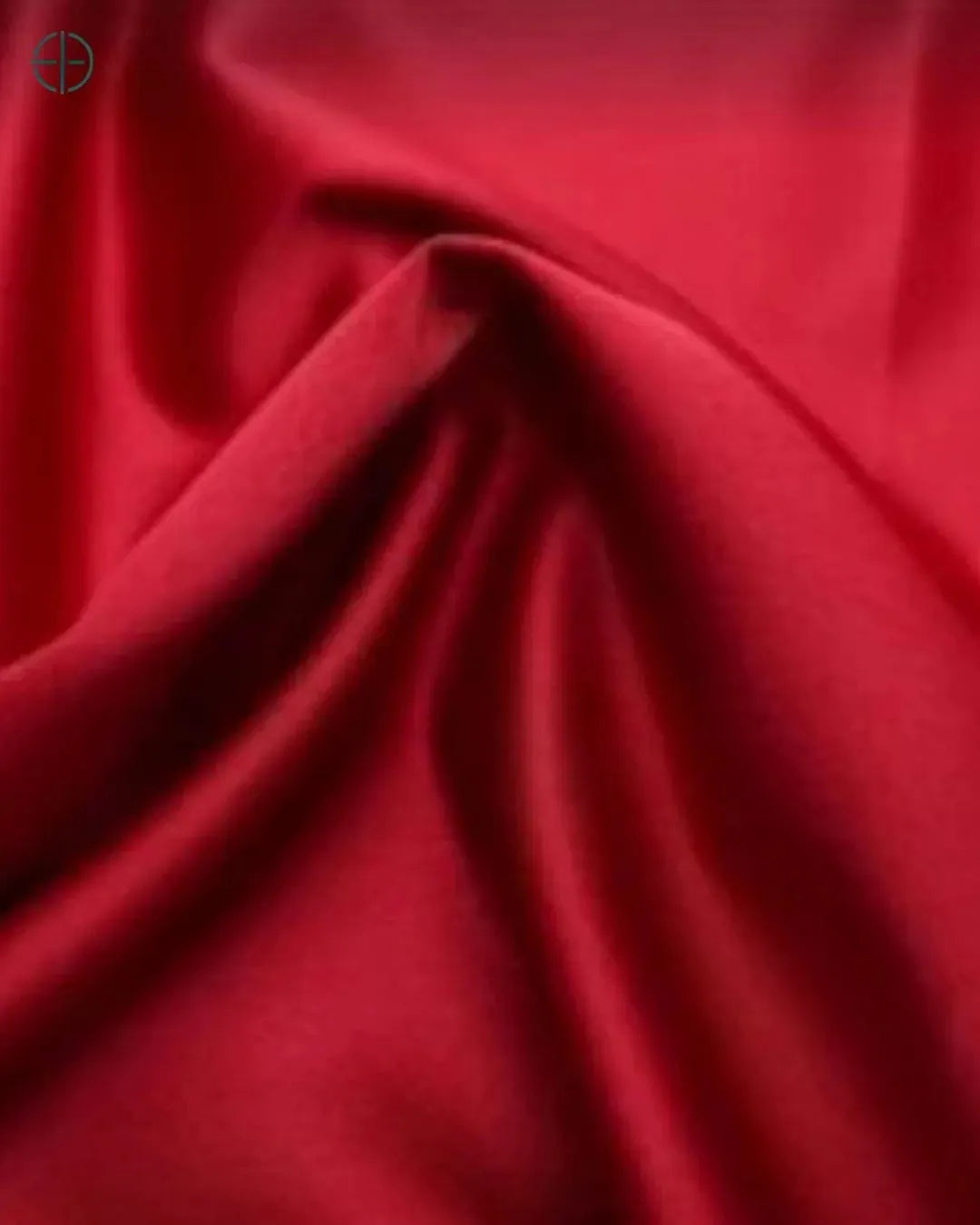 Close na parte de trás do vestido, destacando o ajuste e a elegância

